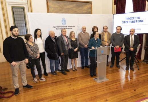 A Coruña será o primeiro concello en Galicia en lembrar ás vítimas coruñesas do Holocausto instalando lousas de bronce diante dos edificios nos que viviron